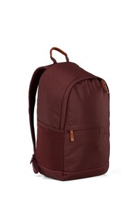 Zaino in poliestere marrone con parte superiore rotonda, dettagli in pelle beige, tasca frontale e pannello laterale testurizzato. Inclusi spallacci regolabili.