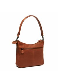 Bolso de hombro de cuero marrón con una sola correa ajustable, que cuenta con un compartimento principal con cremallera y un bolsillo exterior con cremallera. Textura suave.