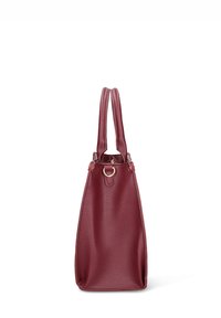 Borsa a mano in pelle color amaranto con finitura testurizzata, due manici superiori e un dettaglio ad anello dorato. Forma rettangolare con base piatta per garantire stabilità.