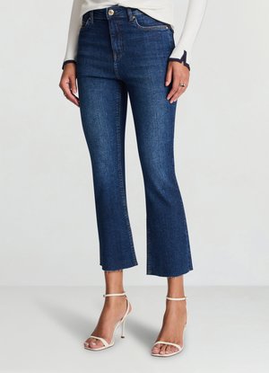 Jeans in denim blu scuro con design corto e svasato. Presentano orlo sfrangiato sottile, tasche frontali standard e chiusura con bottone.