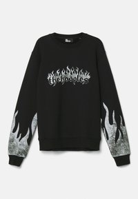 Svart sweatshirt med en metallisk låga-grafik och texten "the kooples" på bröstet. Lågorna sträcker sig nedför ärmarna, vilket skapar en kontrast mot det mörka tyget.