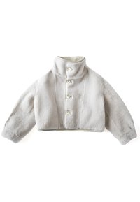 Veste courte en fausse fourrure blanche avec col montant et quatre boutons sur le devant, manches longues, et une texture douce et moelleuse.