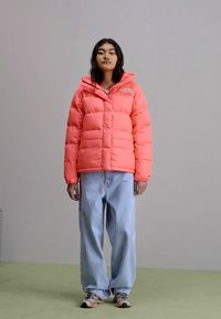The North Face Gewatteerde jas - brilliant coral