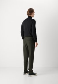 Les Deux COMO PANTS SEASONAL - Chinos tipa bikses - deep forest/charcoal