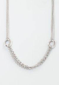 Silver flertrådig halsband med texturerade länkar, två släta ovala kopplingar och en lagerdesign för extra dimension.