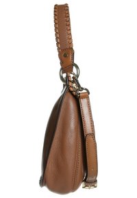 Brązowa skórzana torba na ramię z plecionym paskiem, o zaokrąglonym kształcie, fakturowanej powierzchni, złotych metalowych elementach i małym odpinanym paskiem.