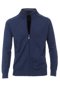 Mörkblå zip-up kofta med hög krage, tillverkad av ett mjukt stickat material. Har ribbade ärmslut och nederkant med minimala detaljer.