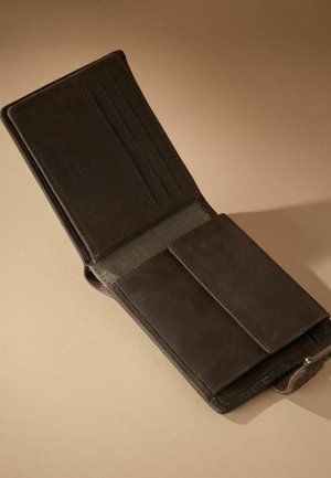 Rjav usnjen denarnica, ki ima več reži za kartice, teksturirano površino in gumbasto zapiranje. Notranjost je obložena z kontrastnim materialom.