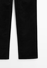 Pantaloni in corduroy neri con gamba dritta, caratterizzati da una texture morbida e cuciture pulite. Il tessuto presenta righe verticali su tutta la superficie.