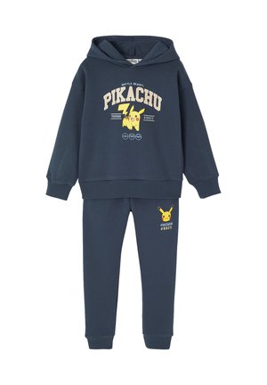 Dunkelblaues Hoodie- und Hosen-Set mit einem Pikachu-Logo und Text. Hergestellt aus weichem Stoff mit gerippten Bündchen und Bund.