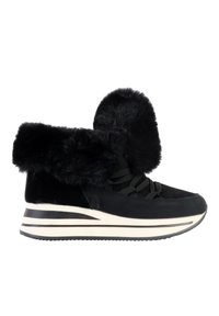 Zapatillas altas negras con un puño de piel suave, parte superior de tela, cierre de cordones y una suela blanca gruesa con acentos de rayas negras.