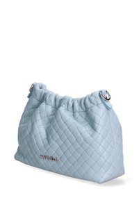 Borsa a tracolla in pelle tessuta di colore azzurro chiaro con parte superiore arricciata, hardware in argento e logo del marchio sul davanti. Forma compatta con una finitura testurizzata.