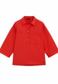 Camicia rossa a maniche corte con colletto realizzata in tessuto leggero. Presenta una chiusura con bottoni e una tasca sul petto. Texture liscia, design minimale.