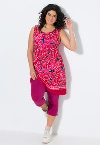 Ulla Popken GEOMETRIC SLEEVELESS SWING - Trikoomekko - dark raspberry