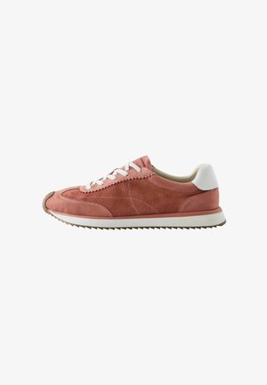 Laveprofil pink ruskindssneaker med hvide snørebånd, hvid hælplade og rillede gummisål på hvid baggrund.