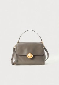 Sac à main en cuir gris avec poignée supérieure, bandoulière ajustable et fermoir circulaire doré sur le rabat avant.