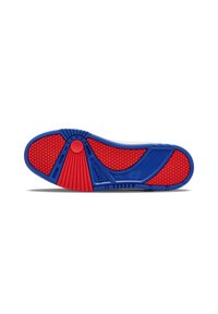 Semelle de chaussure avec un schéma de couleurs bleu et rouge. Présente un caoutchouc rouge texturé avec des motifs en nid d'abeille, des accents bleus et un design incurvé.