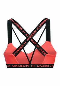 Soutien-gorge de sport en corail avec des bretelles croisées noires. Présente un bandeau élastique noir avec les mots "ARMOUR" et "UNDER" en lettres rouges. Texture lisse.
