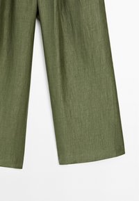 Olijfgroene, wijde broek gepresenteerd tegen een witte achtergrond, met een gestructureerde stof en een ontspannen pasvorm.