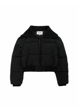 Czarna krótka kurtka puchowa z prążkowanym kołnierzem i mankietami, posiada zamek błyskawiczny z przodu oraz pikowaną teksturę. Prosty i nowoczesny design.