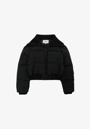 Veste courte en duvet noire avec col et poignets côtelés, dotée d'une fermeture à glissière à l'avant et d'une texture matelassée. Design simple et moderne.