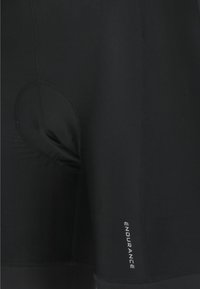 Schwarze Sportshorts aus glattem, dehnbarem Stoff. Mit gepolstertem Einsatzbereich und weißem "ENDURANCE"-Logo entlang der Seitennaht.