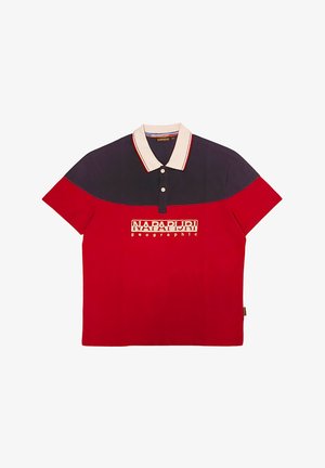 Rot und marineblaues Poloshirt mit kurzen Ärmeln und einem cremefarbenen Kragen. Mit einem Logo-Detail in Weiß auf einem kontrastierenden Panel.