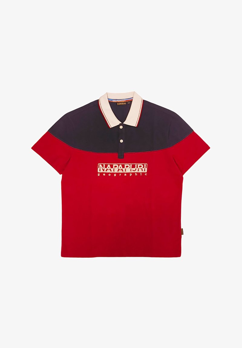 Rot und marineblaues Poloshirt mit kurzen Ärmeln und einem cremefarbenen Kragen. Mit einem Logo-Detail in Weiß auf einem kontrastierenden Panel.