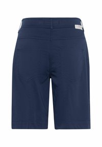 Short bleu marine longueur genou avec deux poches arrière, une ceinture avec passants et une petite étiquette blanche sur le côté droit.