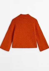 Pull en maille texturée orange avec manches longues et col montant côtelé, vu de dos sur fond blanc.