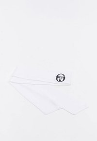 Bílá bavlněná čelenka s hladkou texturou, na jednom konci černé kulaté logo a uprostřed uvázaný uzel.