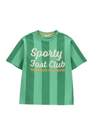 Zielona koszulka z krótkim rękawem z pionowymi paskami oraz tekstem "Sporty Fast Club" i "Training makes you a champion" w białej i pomarańczowej czcionce.