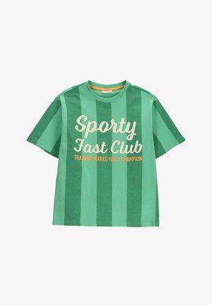 Zielona koszulka z krótkim rękawem z pionowymi paskami oraz tekstem "Sporty Fast Club" i "Training makes you a champion" w białej i pomarańczowej czcionce.