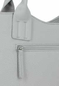 Borsa a spalla in pelle grigia chiara con finitura testurizzata, dotata di una tasca con zip e spallacci rinforzati. Dettagli in metallo argentato.