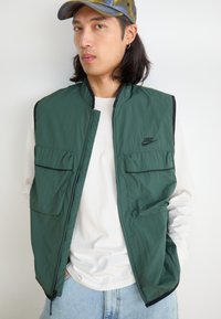 Nike Sportswear TECH WOVEN VEST - Weste - vintage green/dark grey heather/black