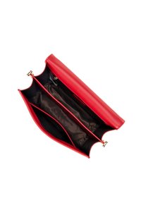 Rode leren clutch met een gladde afwerking, voorzien van een zwarte binnenkant, twee compartimenten en gouden hardware accenten.