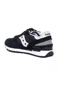 Scarpa da atletica in bianco e nero con tomaia in suede e mesh, chiusura con lacci, dettagli testurizzati e suola in gomma con battistrada a motivo.