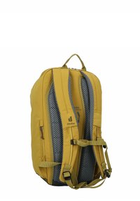Zaino giallo realizzato in tessuto resistente, con spallacci in rete grigia imbottiti e dettagli metallici, caratterizzato da un design strutturato e una tasca con zip.