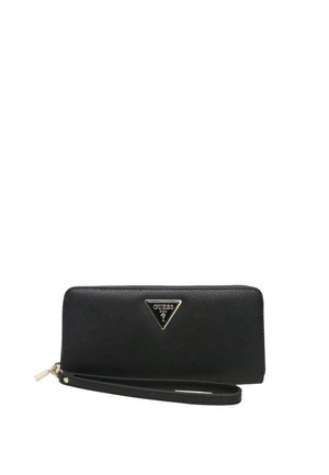 Portafoglio nero in materiale sintetico testurizzato, con chiusura a zip e un logo triangolare in tono oro. Presenta una tracolla per un facile trasporto.