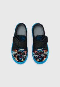 Zapatos de tela negra tipo slip-on con suelas de color azul brillante, con un gráfico colorido de un monster truck en la parte delantera y una correa ajustable de velcro.