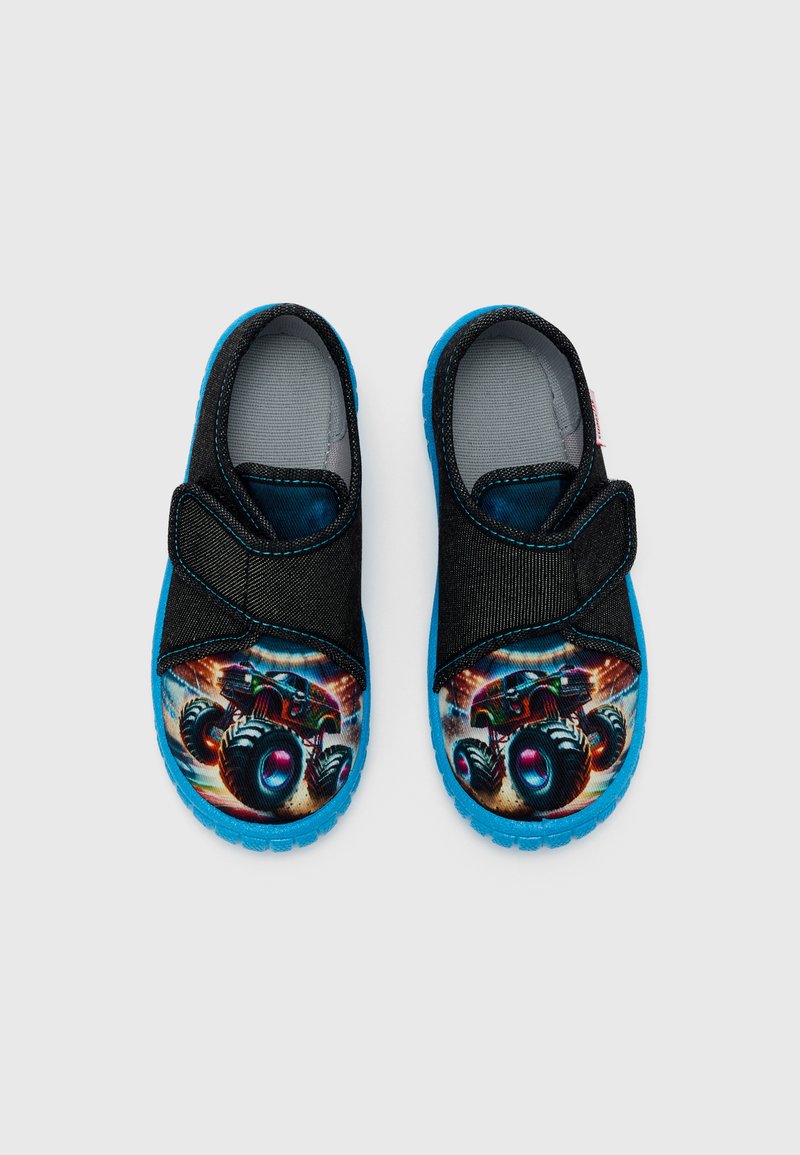 Juodos medžiaginės batelės, su ryškiai mėlyna padu, priekyje spalvingas monstrų automobilio piešinys ir reguliuojama lipni juostelė.