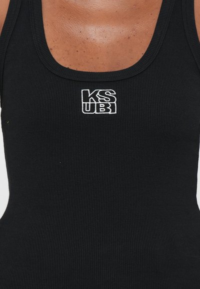 Juodas ribotas bodysuit'as su apvaliu iškirpimu ir centruotu baltu siuvinėtu logotipu. Lygus paviršius ir prigludęs dizainas.