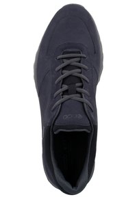 Sneaker ECCO con tomaia in suede blu scuro, linguetta in rete e chiusura con lacci. Design arrotondato con suola in gomma texture.