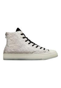 Höga sneakers med en strukturerad vit ovandel, svarta snören och en klar, tjock sula. Designade med en dragkedja på baksidan.