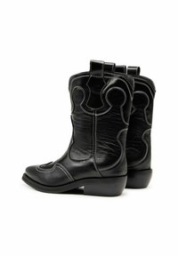 Mustad mustang nahkkingad valge õmbluse, kumerate detailide ja madala kandiga. Omavad tõmblukke, et neid oleks lihtne jalga panna.