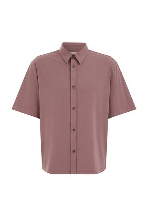 Kurzärmeliges, mauvefarbenes Hemd zum Knöpfen mit spitzem Kragen, sechs schwarzen Knöpfen und einem lockeren Schnitt vor schlichtem weißem Hintergrund.
