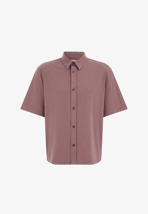 Trumpomis rankovėmis rausvai violetinė marškinėliai su sagomis, dantytu apykakliu, šešiais juodais mygtukais ir laisvu siluetu ant balto fono.