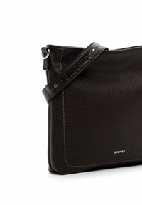 Hnědá kožená crossbody taška s texturovaným povrchem, vybavená značkovým popruhem a kontrastním prošíváním, obdélníkového tvaru s stříbrným kováním.