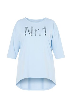 Hellblaues, oversized T-Shirt mit dreiviertel Armen, abgerundetem Saum und silbernem Strass-Print "Nr.1" auf der Vorderseite.