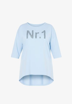 Hellblaues, oversized T-Shirt mit dreiviertel Armen, abgerundetem Saum und silbernem Strass-Print "Nr.1" auf der Vorderseite.